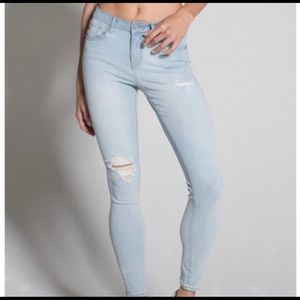 Light wash distressed skinny ankle